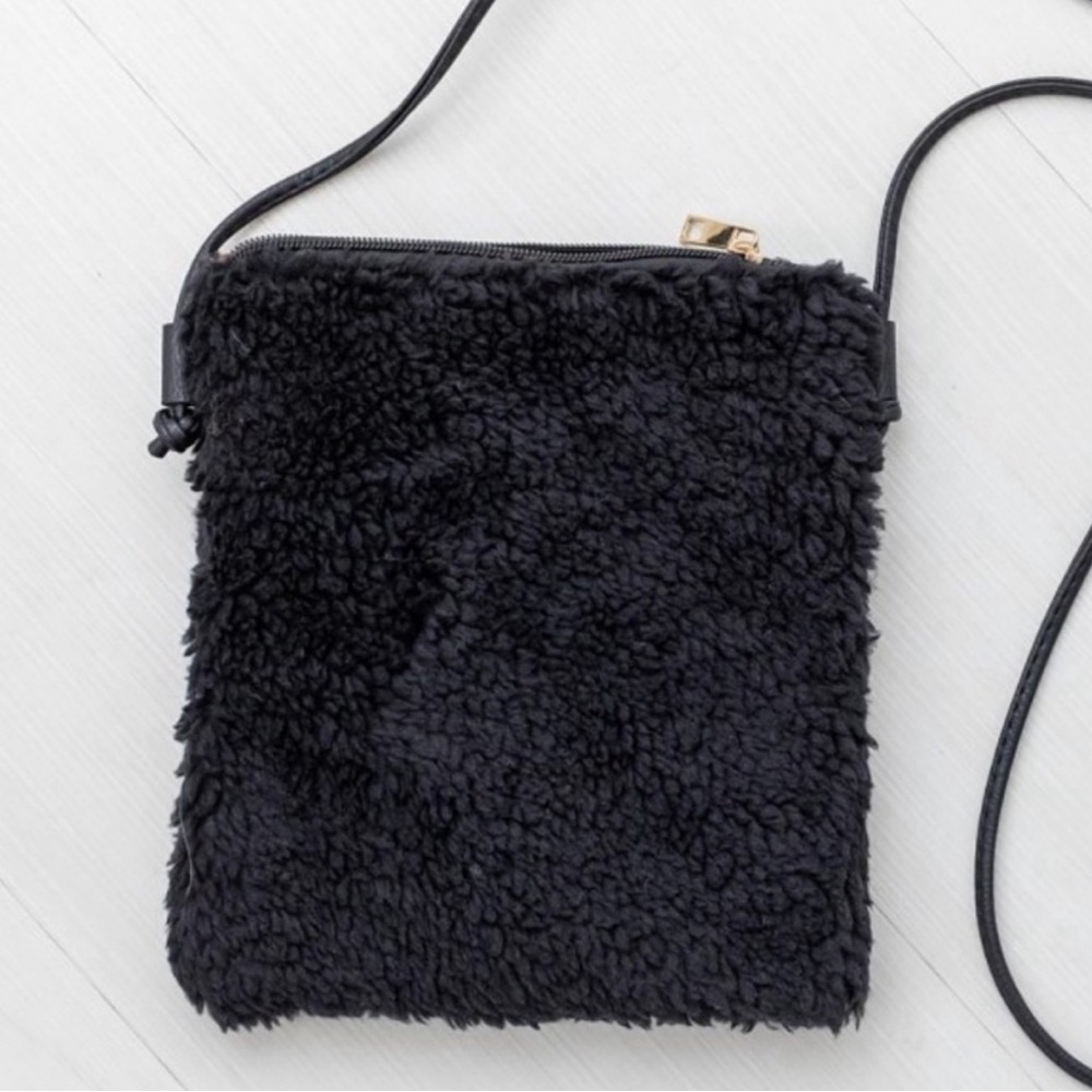 🌸NWT Cute Cozy Small Black Sherpa Crossbody - Picture 4 of 4